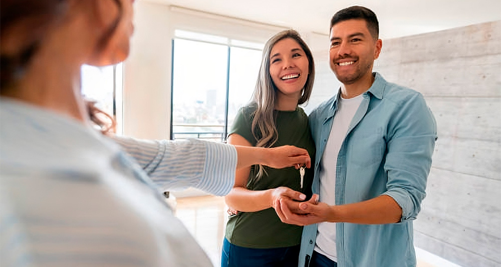 pareja invirtiendo bienes raices